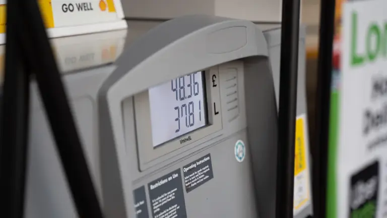 Nowoczesny dystrybutor paliwa na stacji benzynowej w słoneczny dzień, zbliżenie na panel.