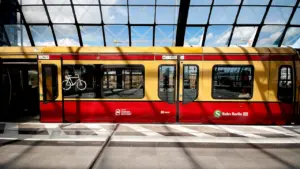 Jak porównać koszt podróży autem, pociągiem i autobusem