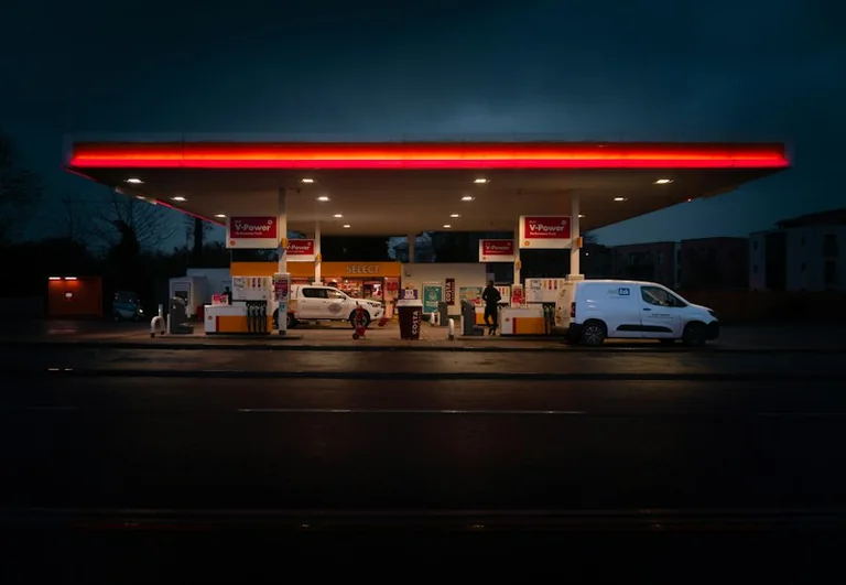 Koszt jazdy na 100 km: porównaj benzynę, diesel, LPG i prąd