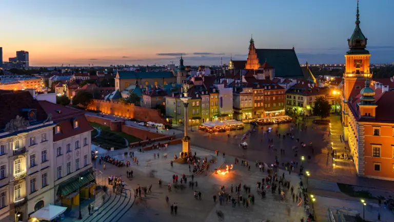 Panoramiczne ujęcie Zamku Królewskiego i warszawskiej Starówki podczas pięknego zachodu słońca